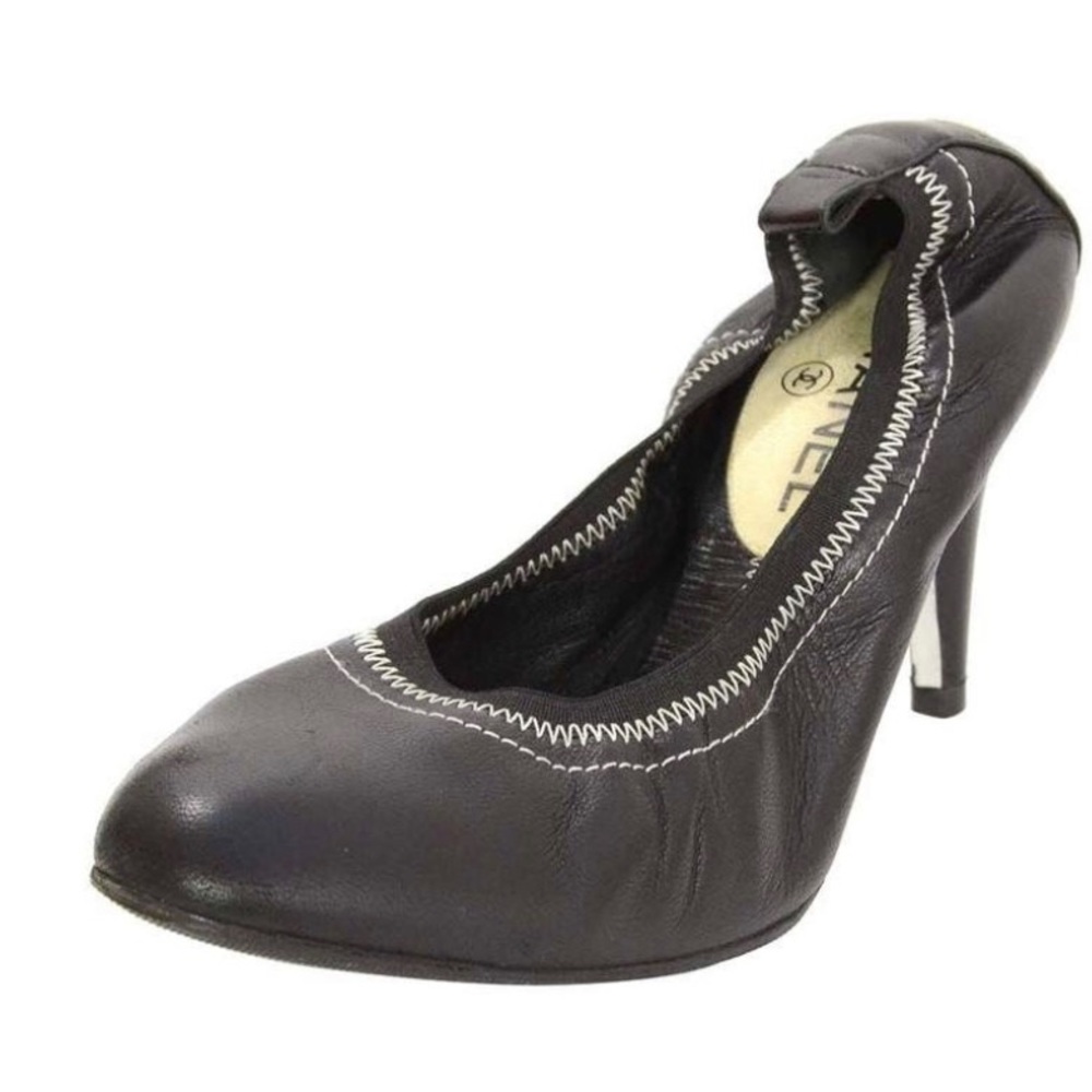 CHANEL
Black Leather Elastic Pumps